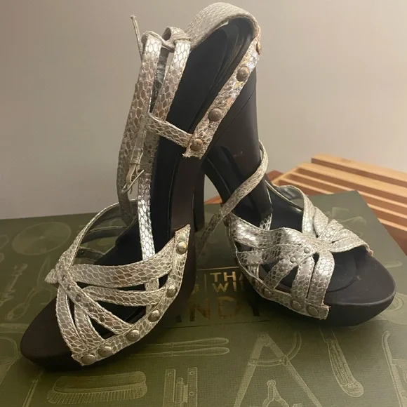 Brand new and never worn .. no tag - Picture 2 of 2